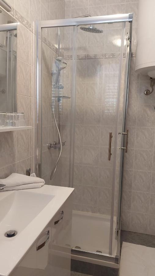 Guest House Tom Малинска Екстериор снимка